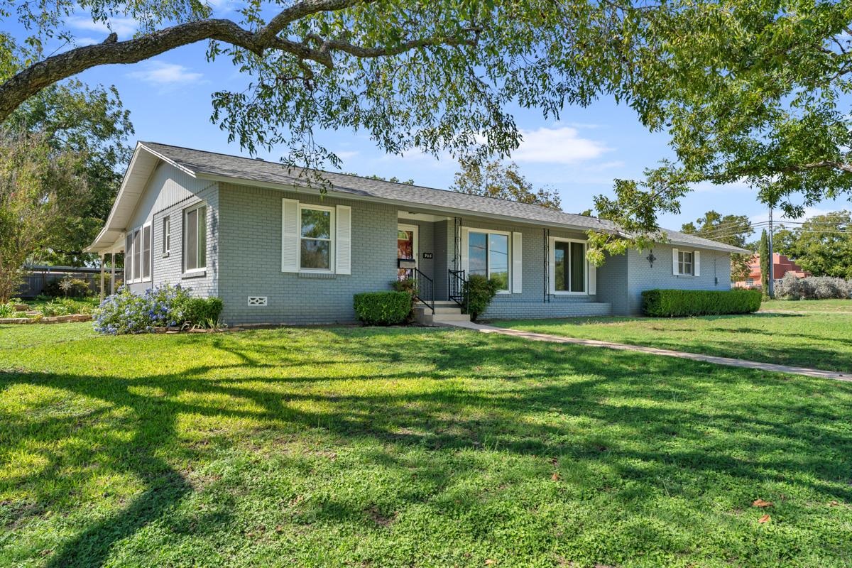 908 Pierce, Burnet