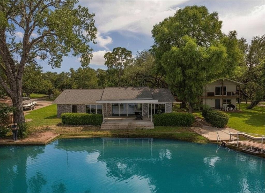 214 Island Lodges Dr, Buchanan Dam