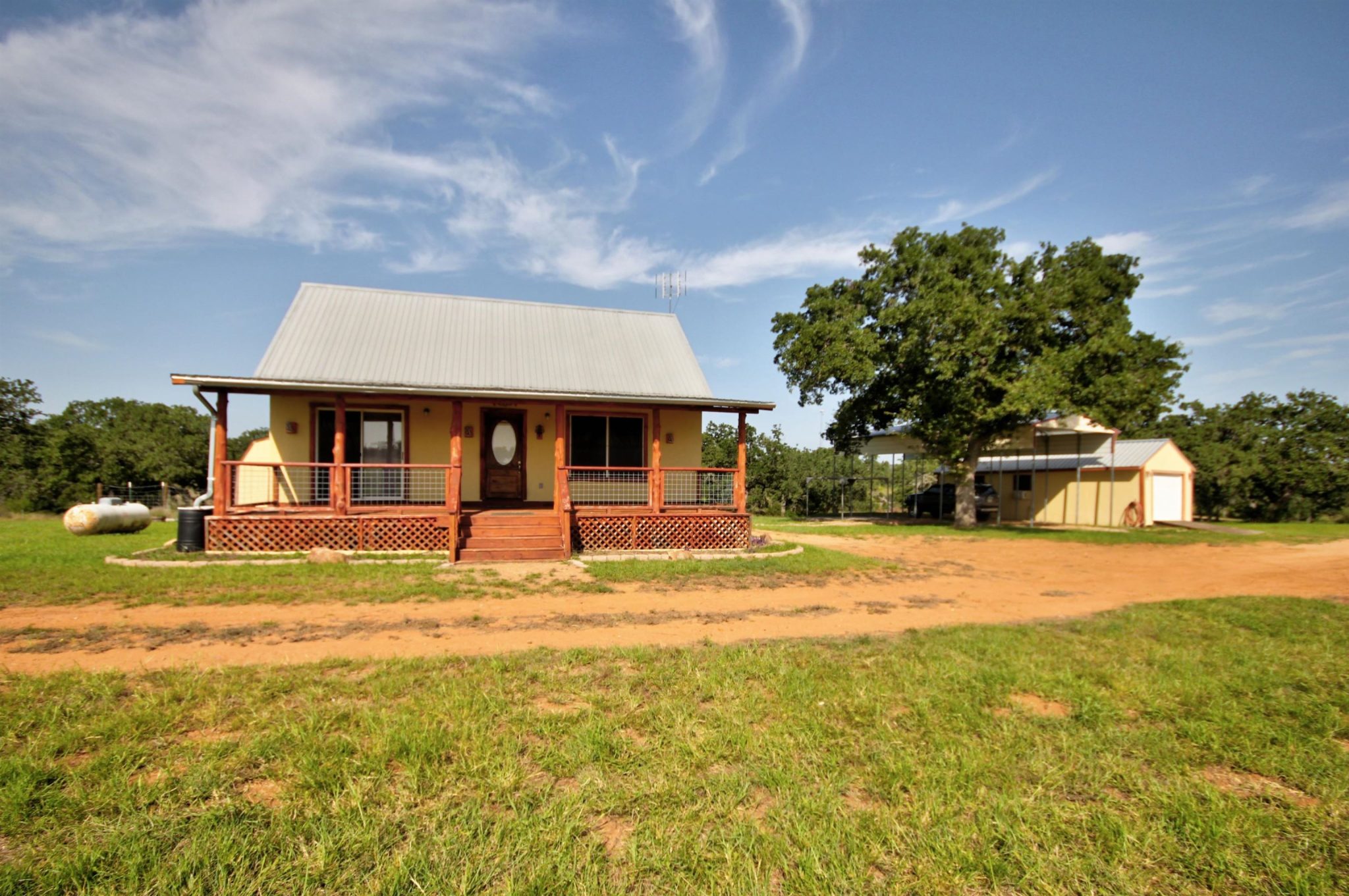 8653 State Highway 16, Llano