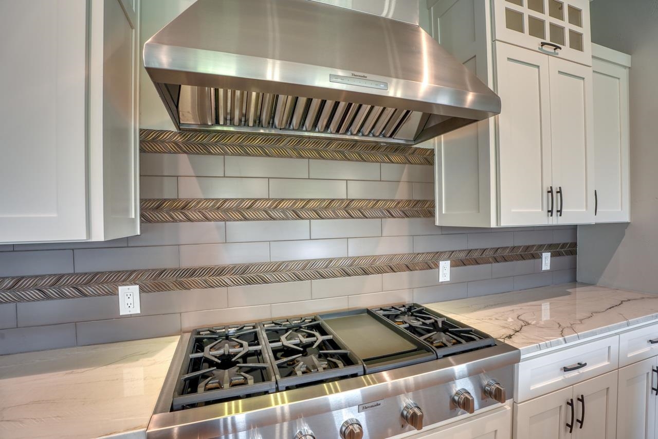 This is one great gas cooktop and the backsplash is a winner for sure!