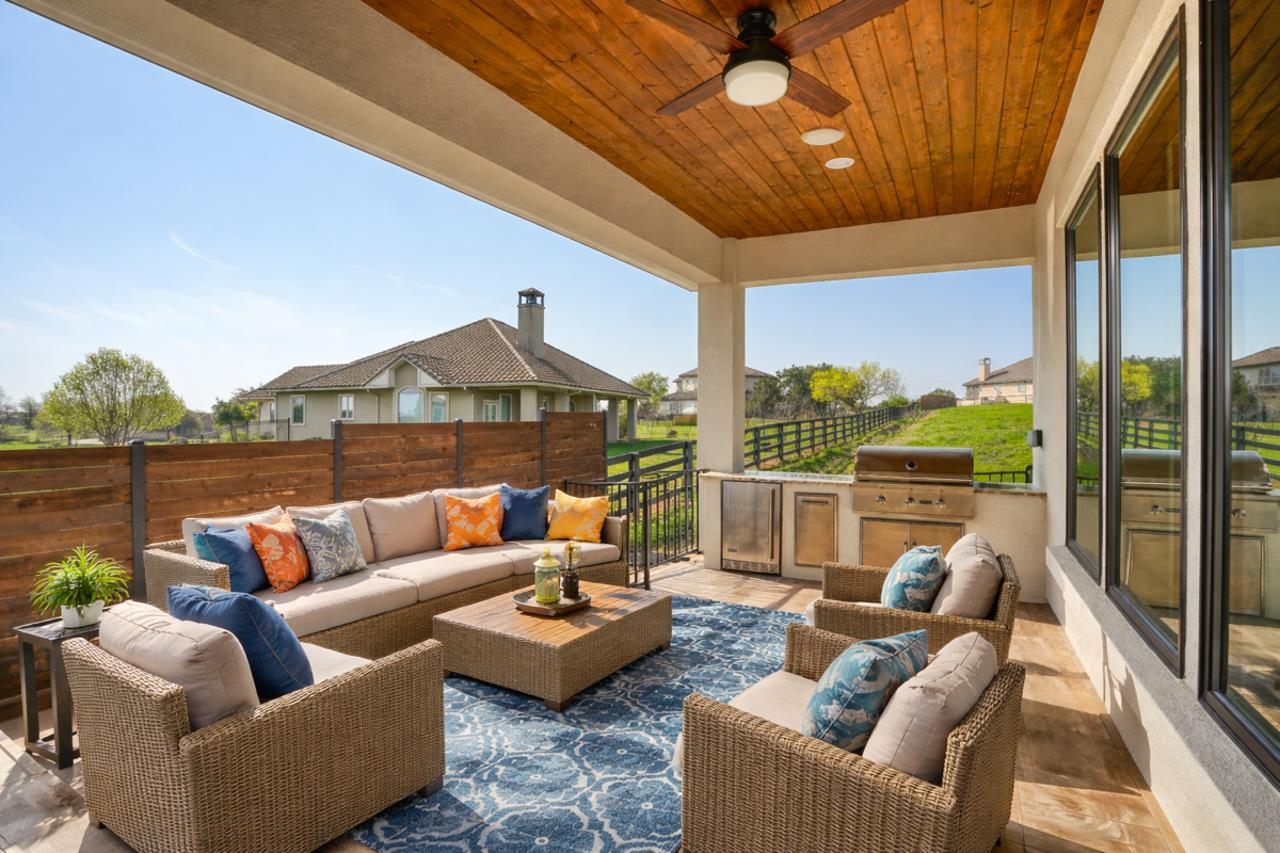 How nice is this? Imagine yourself on a pleasant Texas day with your friends with a nice lemonade!