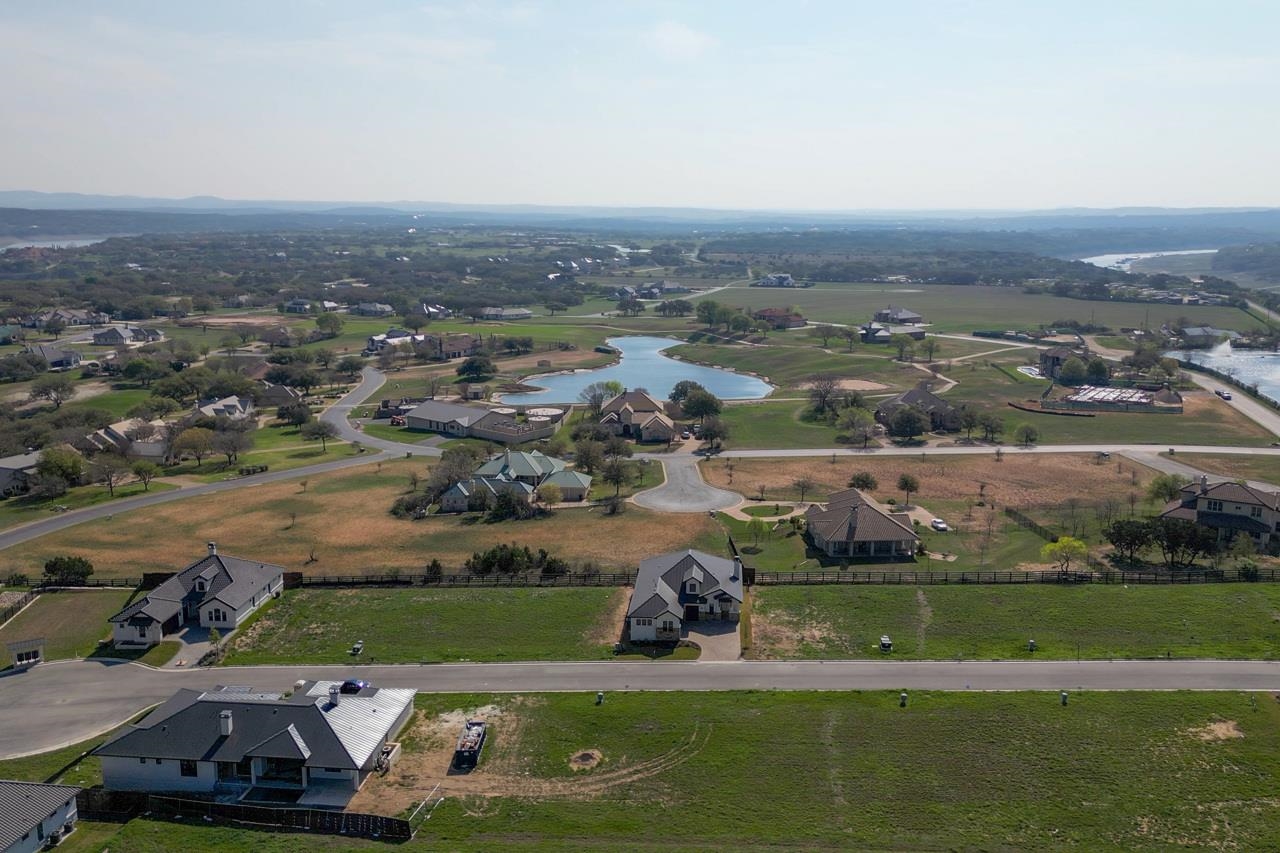 Close to the city, close to the club, close to golfing, pool and lakes, hills...........perfect!