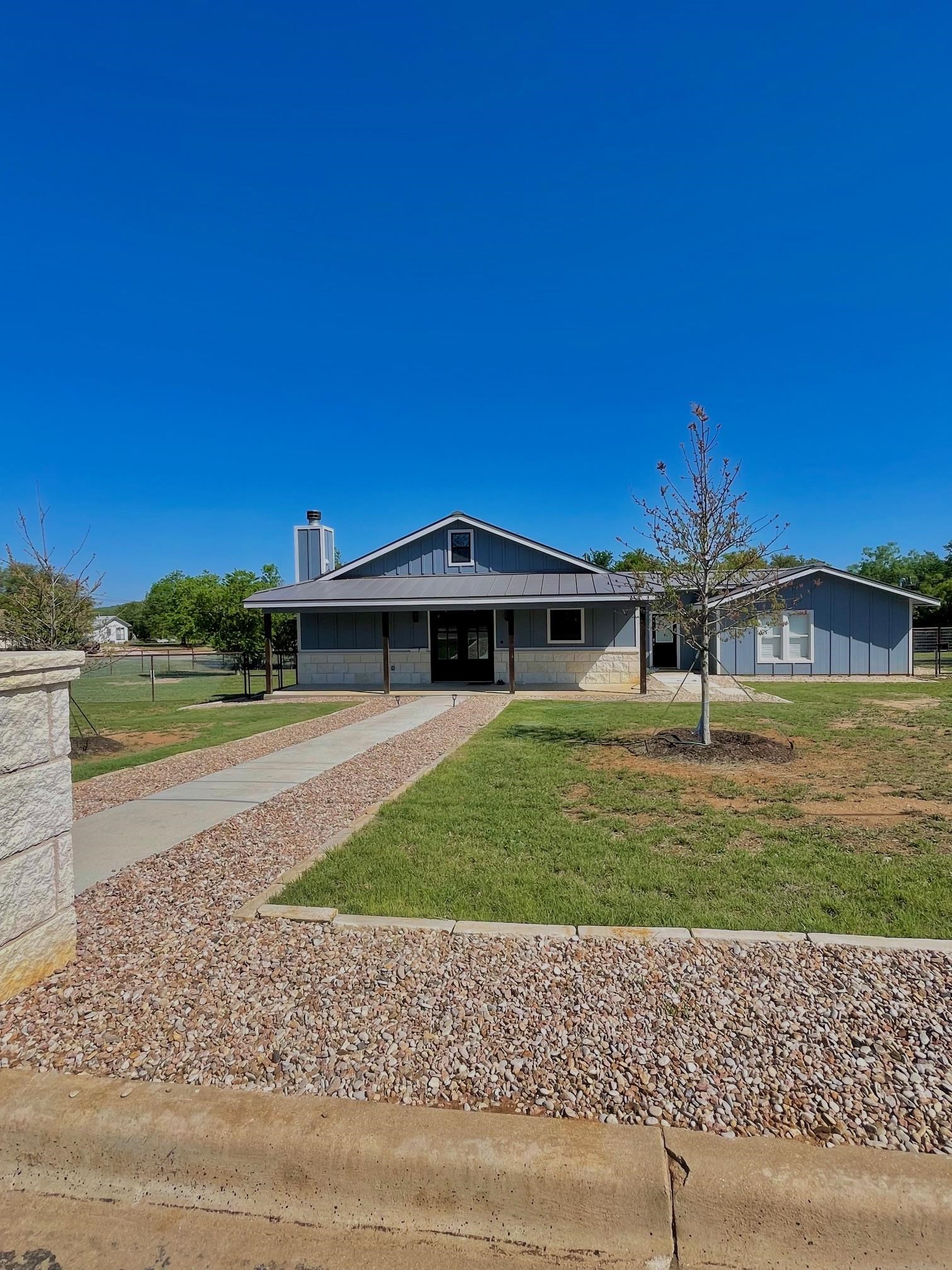 603 Ellis, Llano