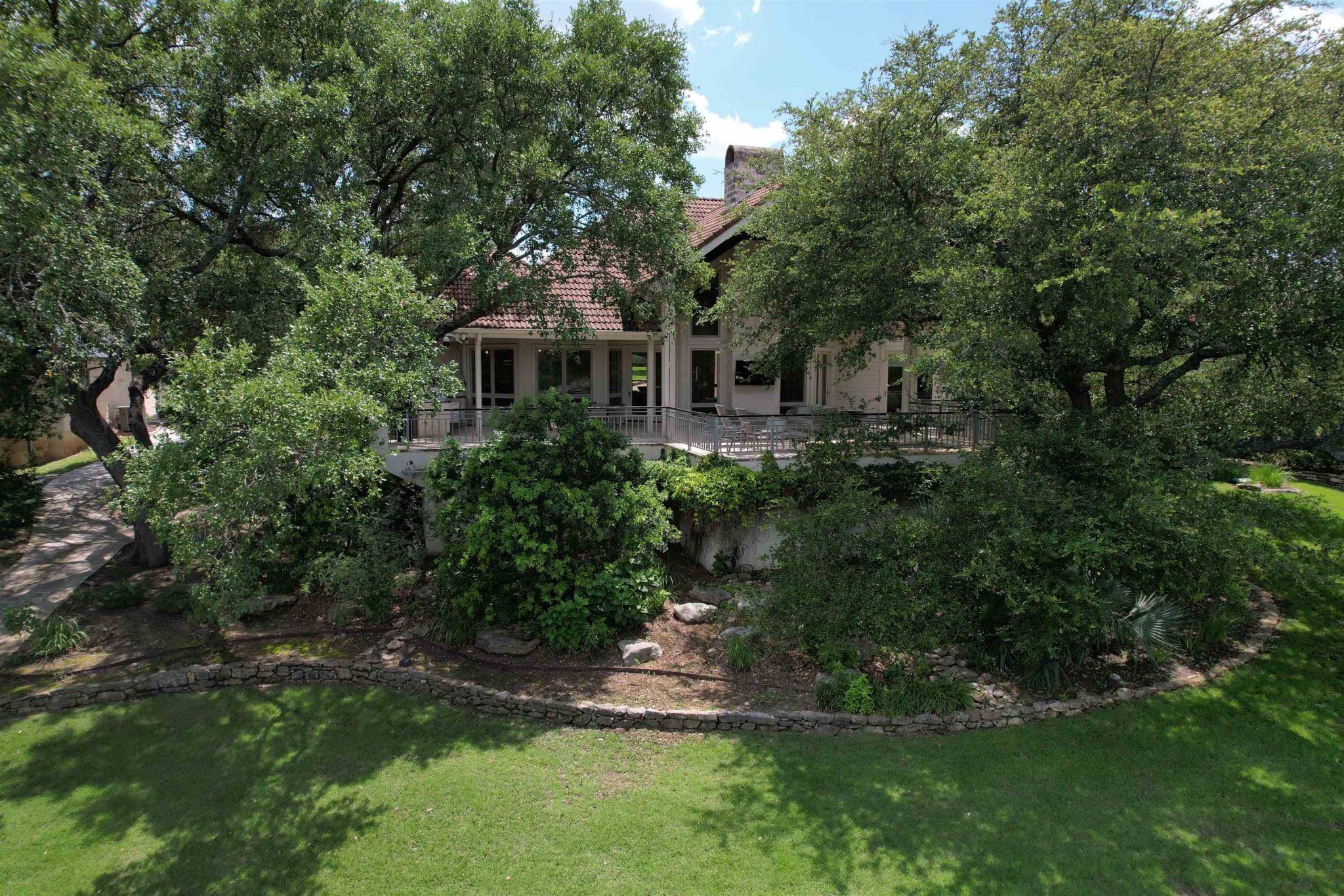 Mature Oak trees offer shade in the afternoons.