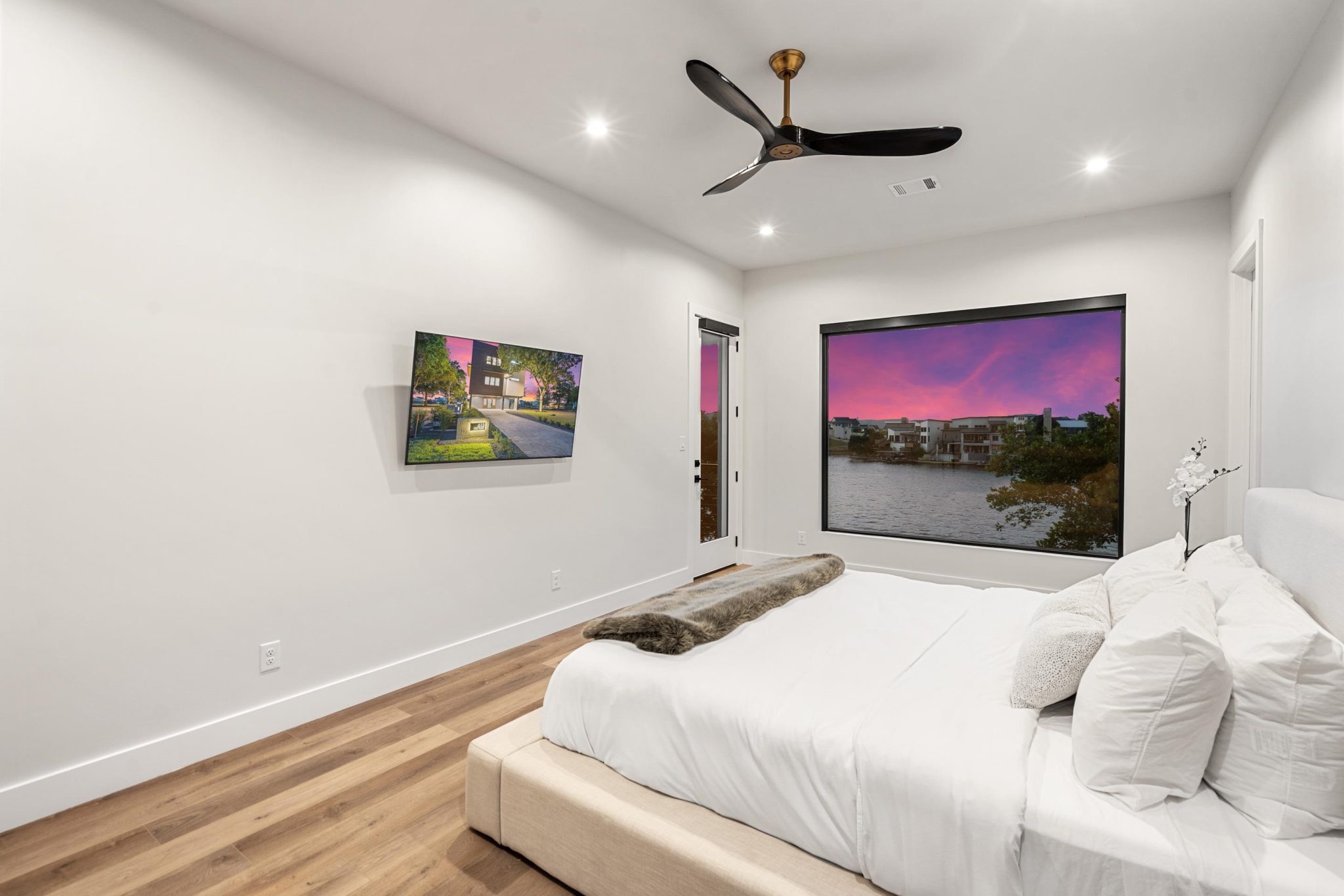1 of 2 primary suites.