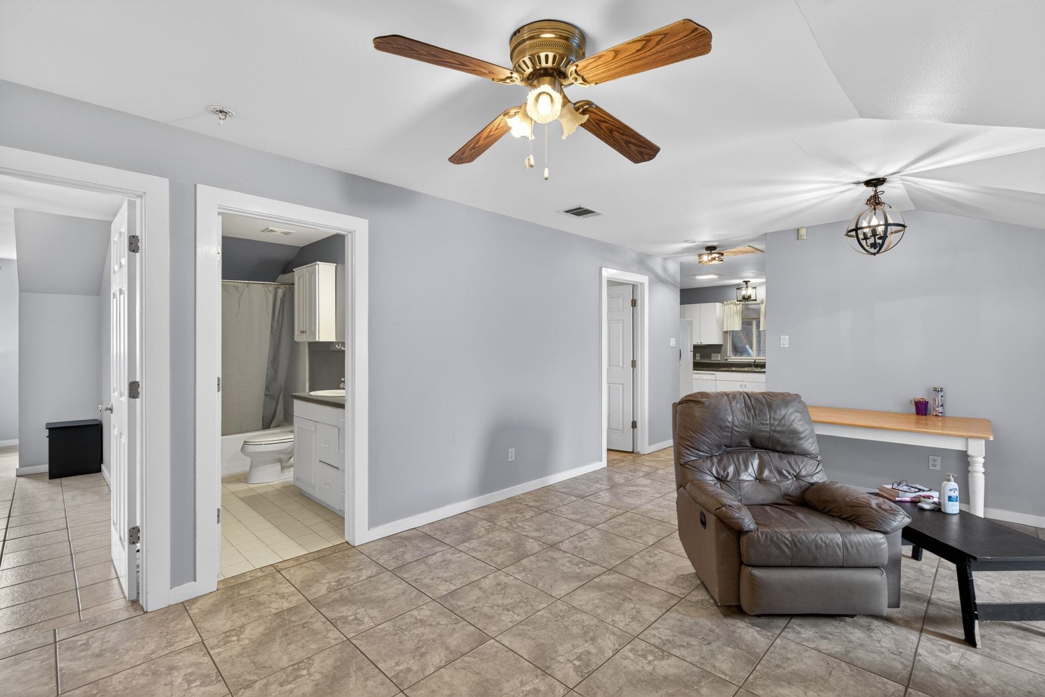 2 bedroom 1 bath with kitchen