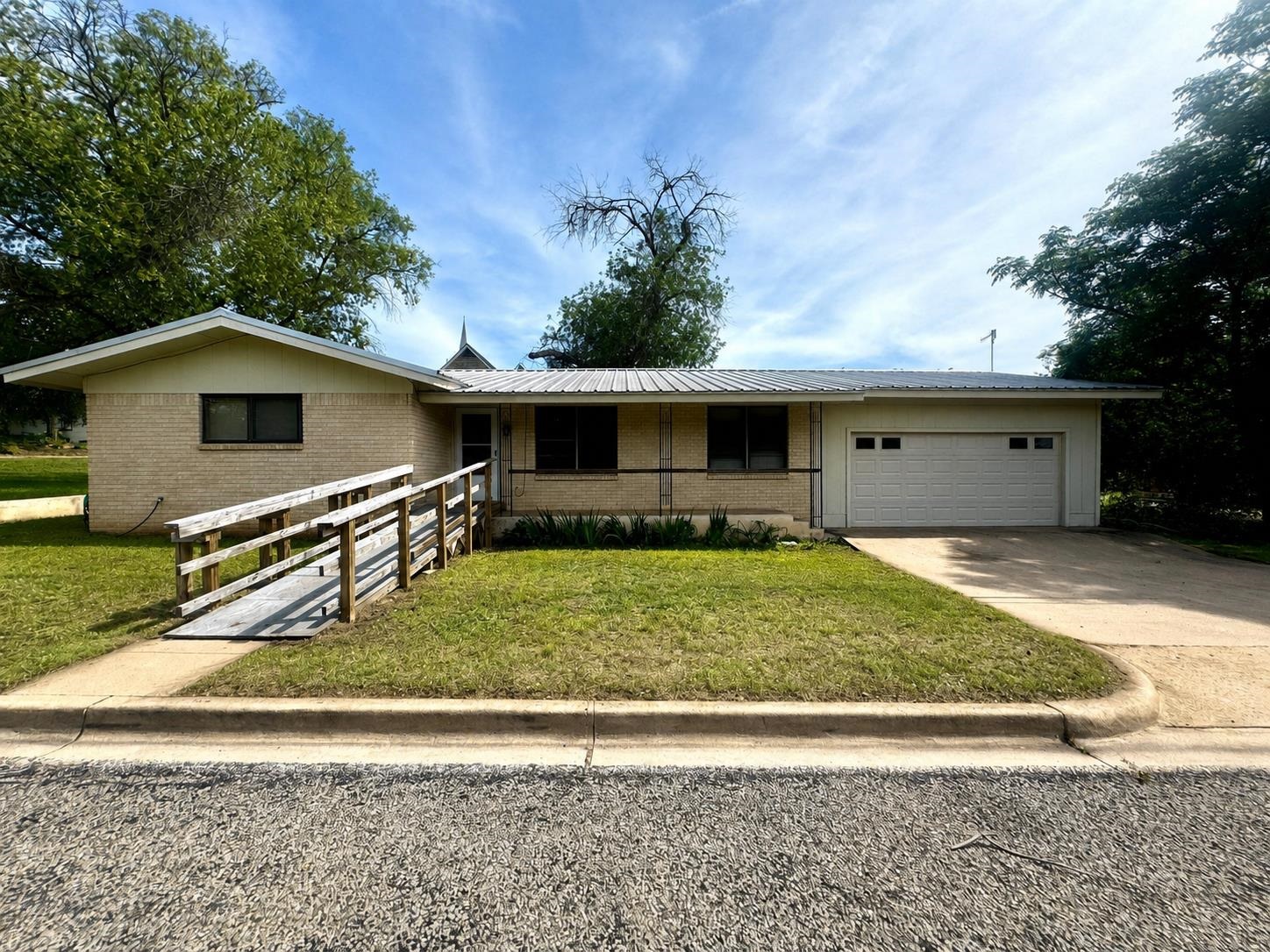 102 Wallace, Llano
