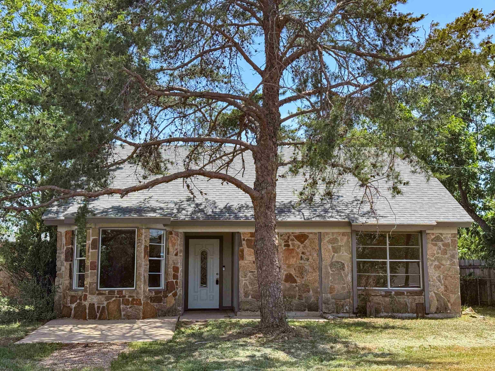 400 River Oaks, Burnet