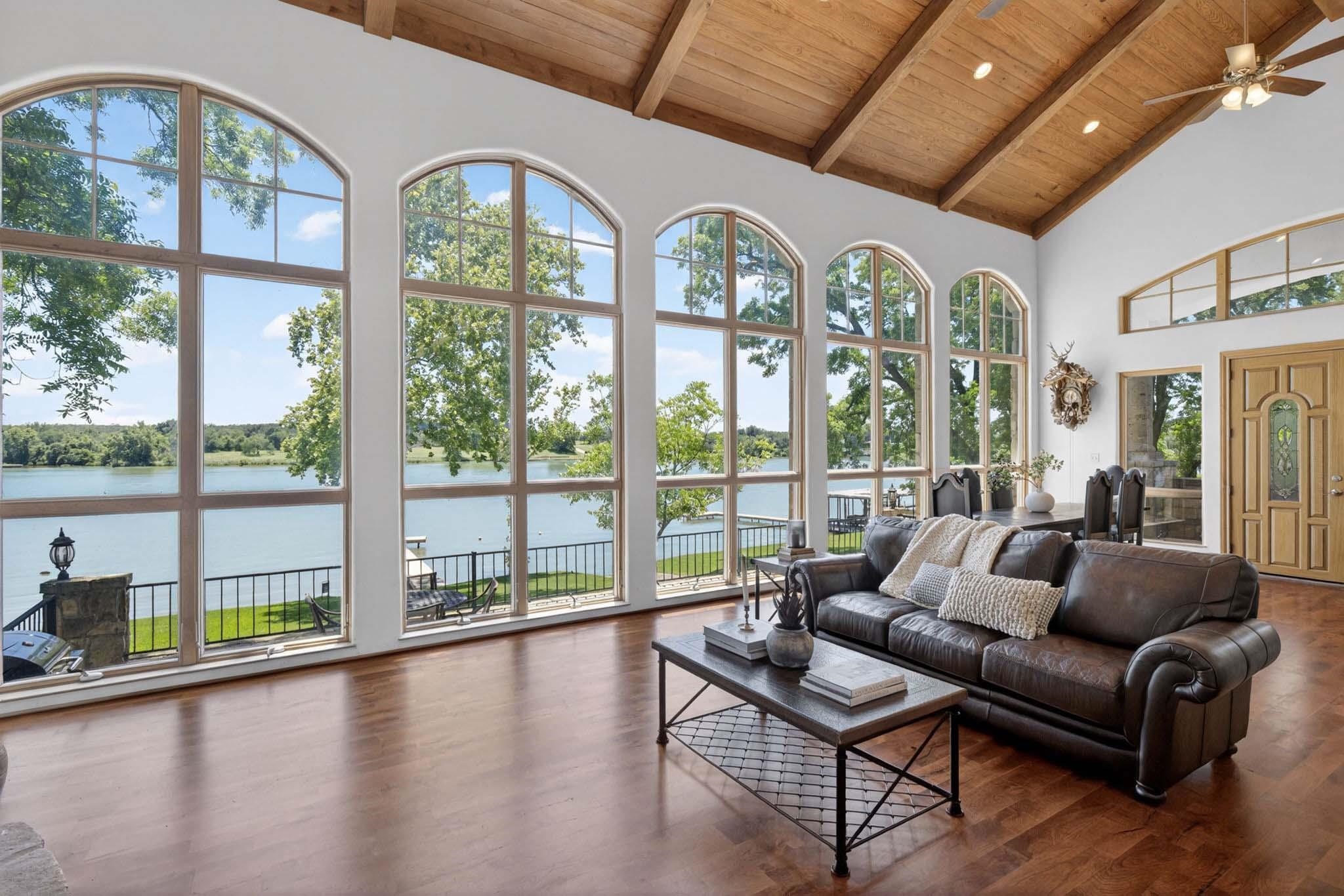 2428 River Oaks, Kingsland
