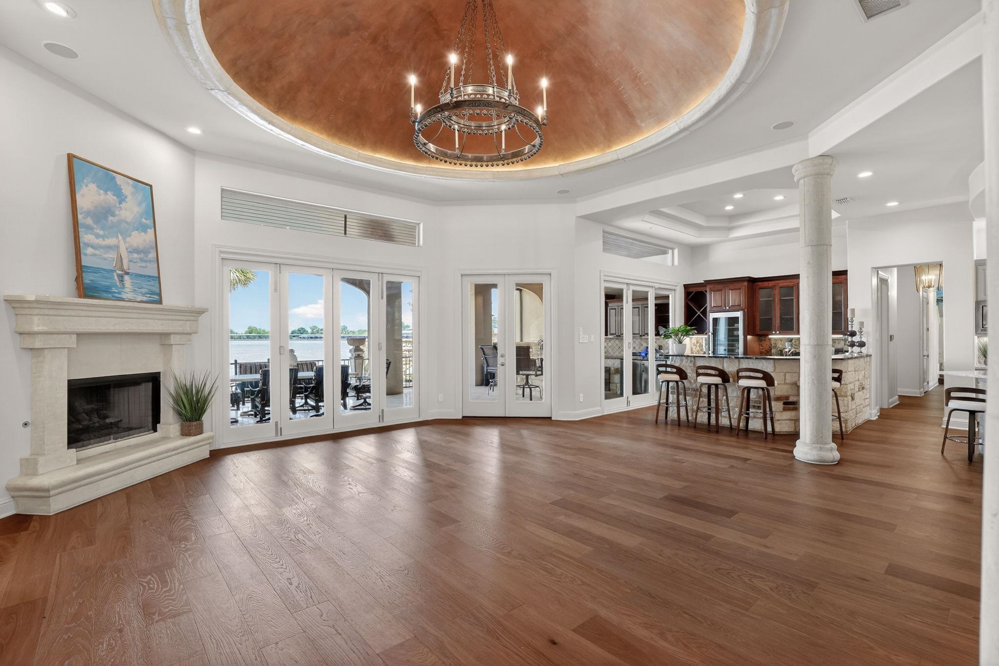 IT'S A GRAND ENTRY. AN UNFORGETTABLE EXPERIENCE, FEATURING PANORAMIC LAKE VIEWS!