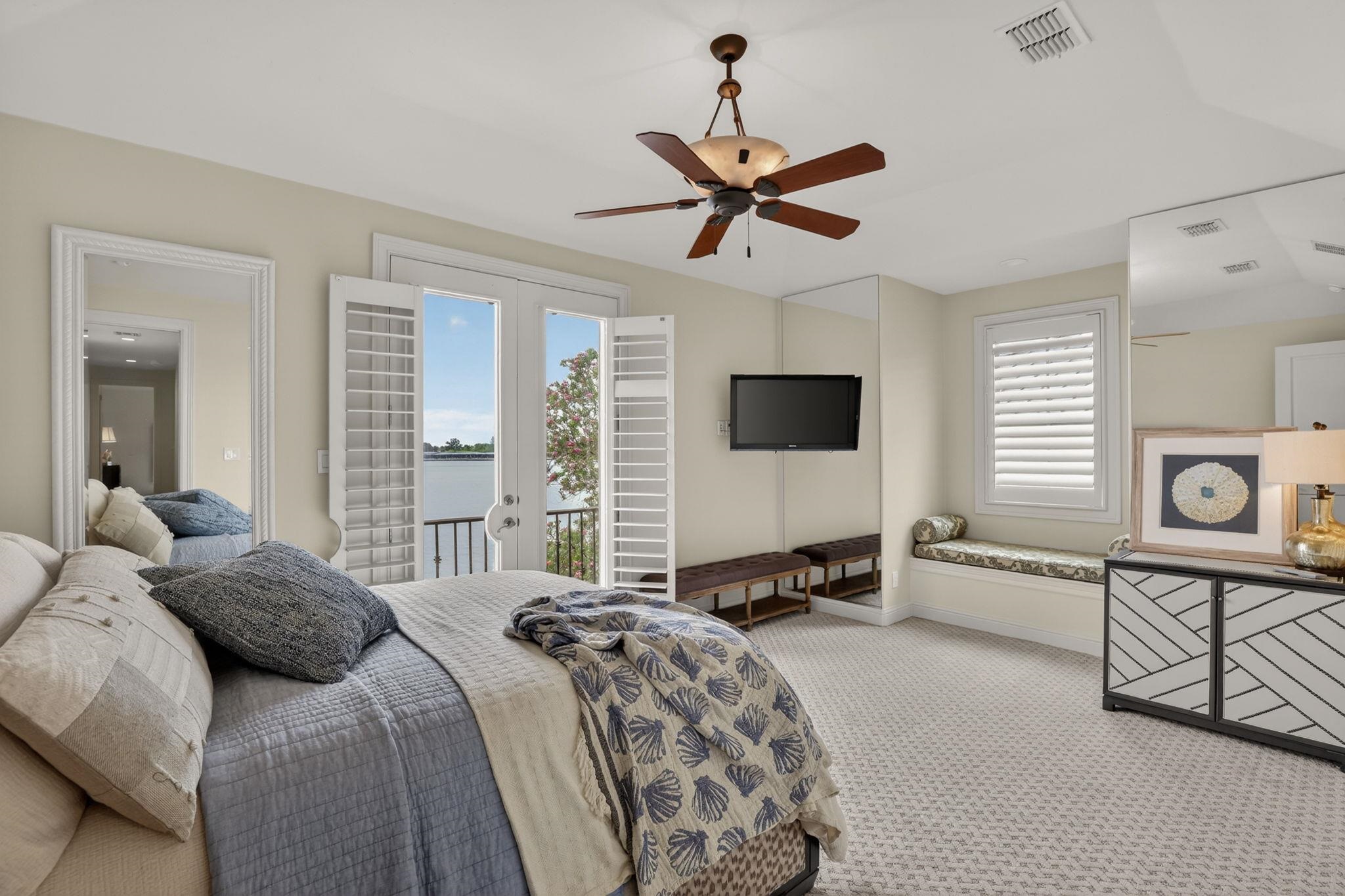 ENJOY LAKE VIEWS, YOUR OWN UPSTAIR PRIVATE BEDROOM WITH PLENTY OF SPACE TO RELAX WATERFRONT!