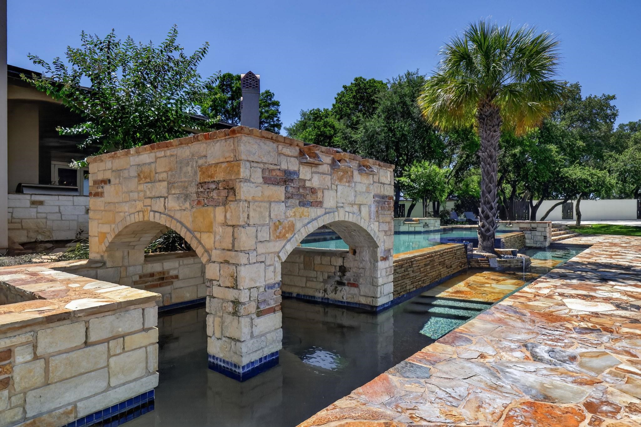 HOW PLAYFUL AND SERENE WITH FOUNTAINS ABOVE AND AROUND, PLUS PANORAMIC VIEWS OF LAKE LBJ!