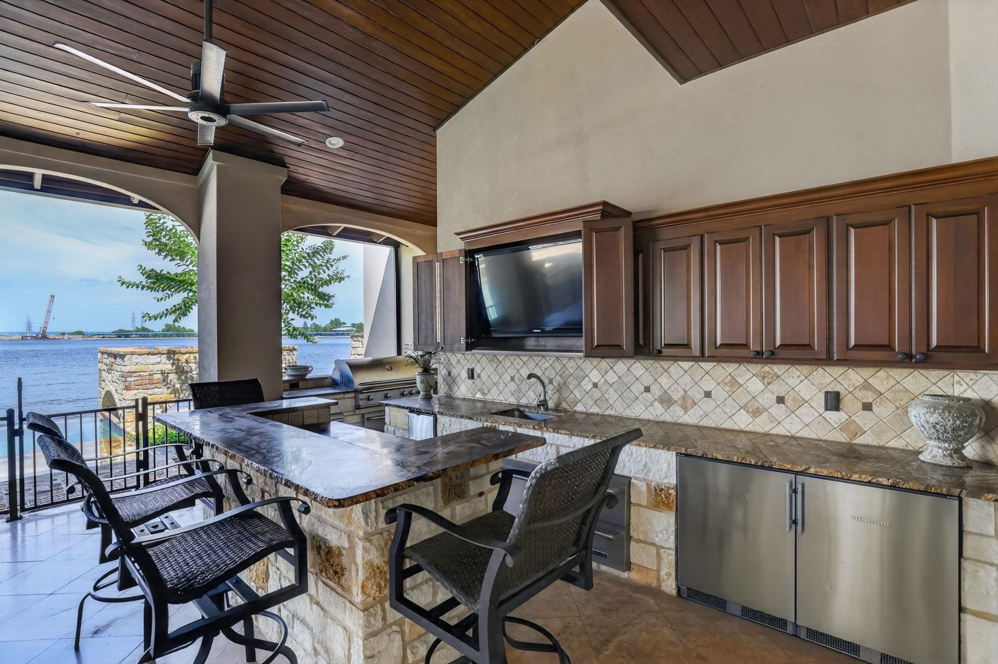 GATHER, COOK & ENJOY THE PANORAMIC VIEWS OF LAKE LBJ RIGHT HERE!
