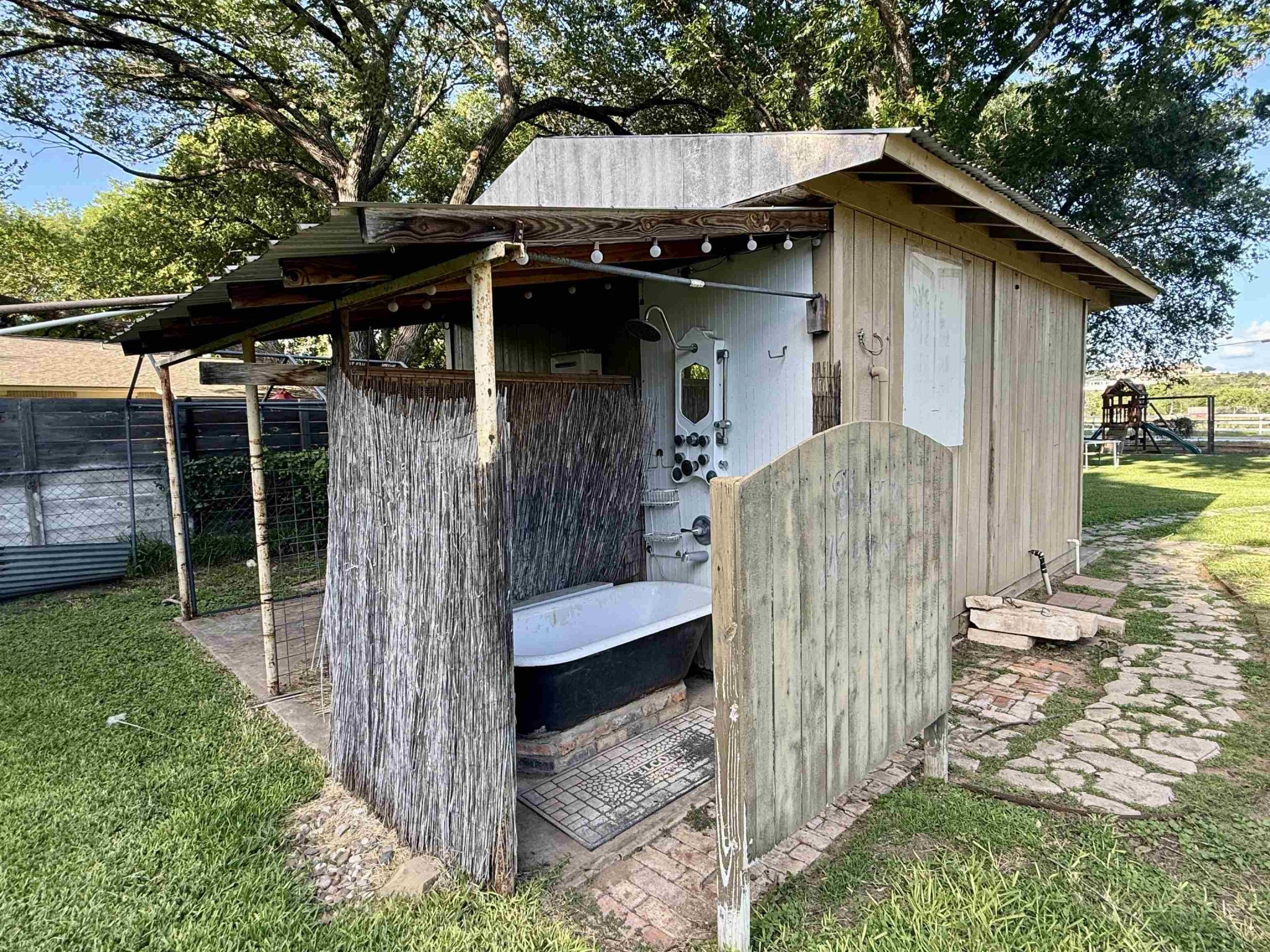 Outdoor Claw Bathtub & Shower
