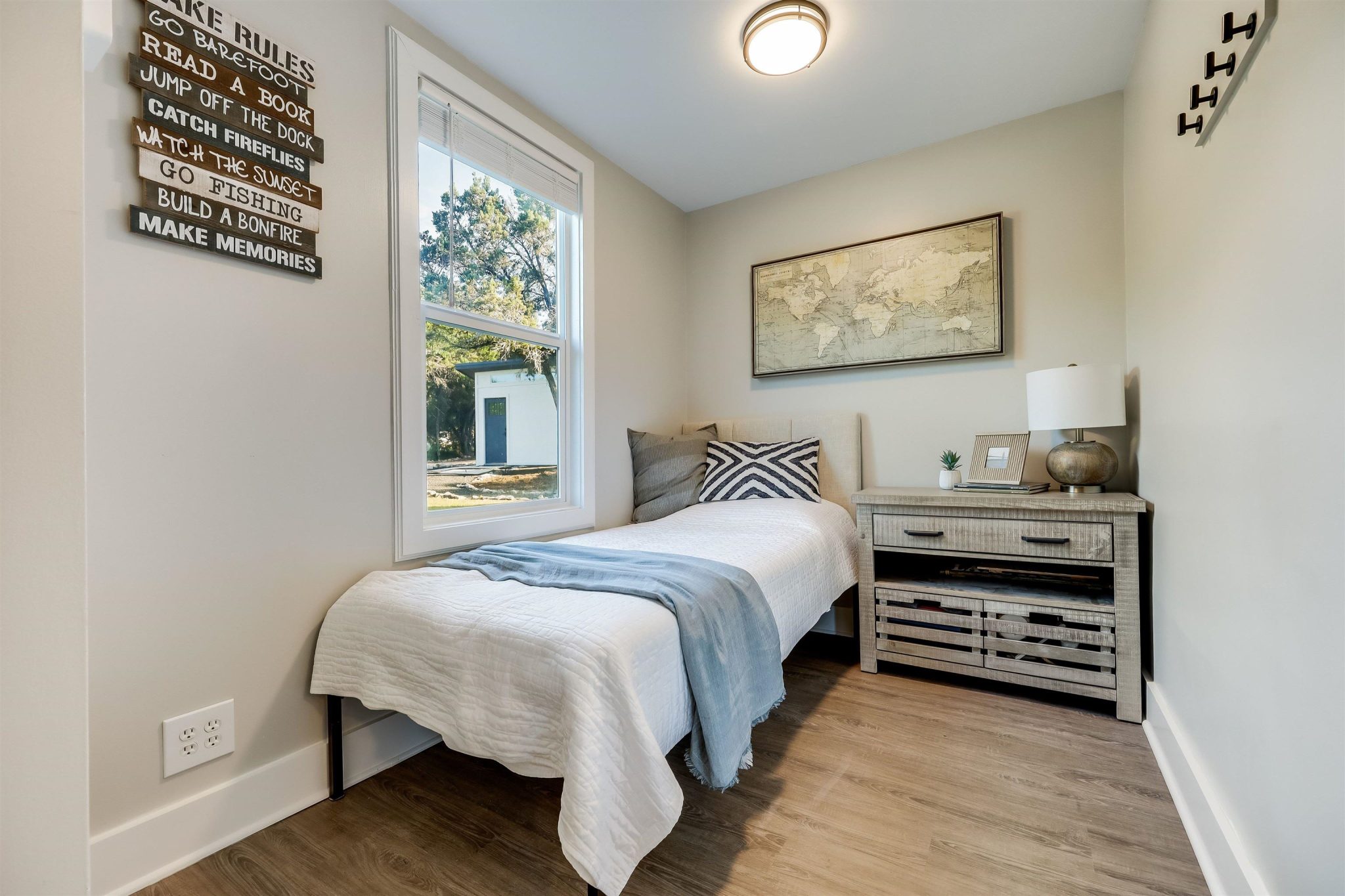 A 3rd bedroom with a twin bed
