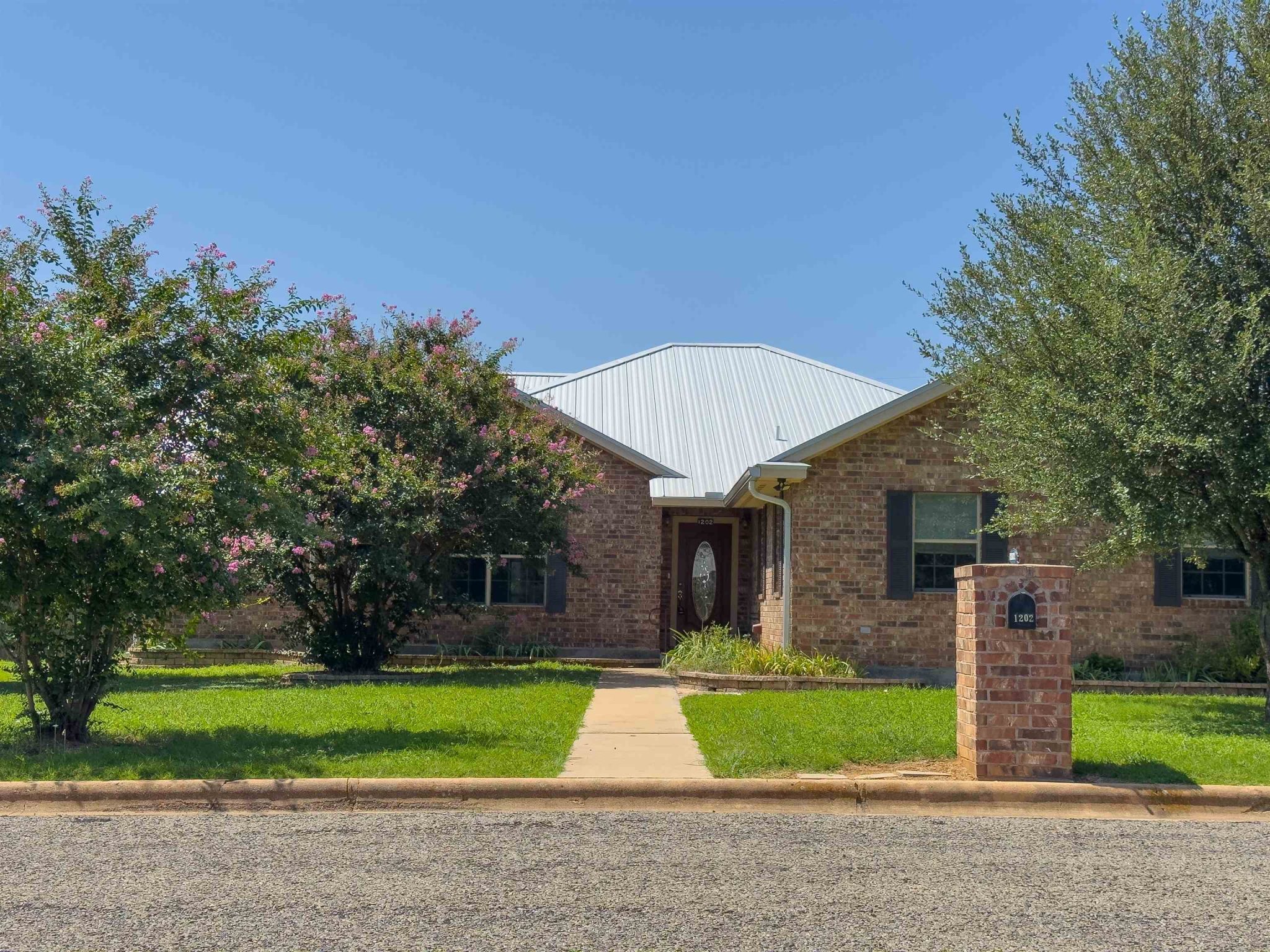 1202 Wallace, Llano