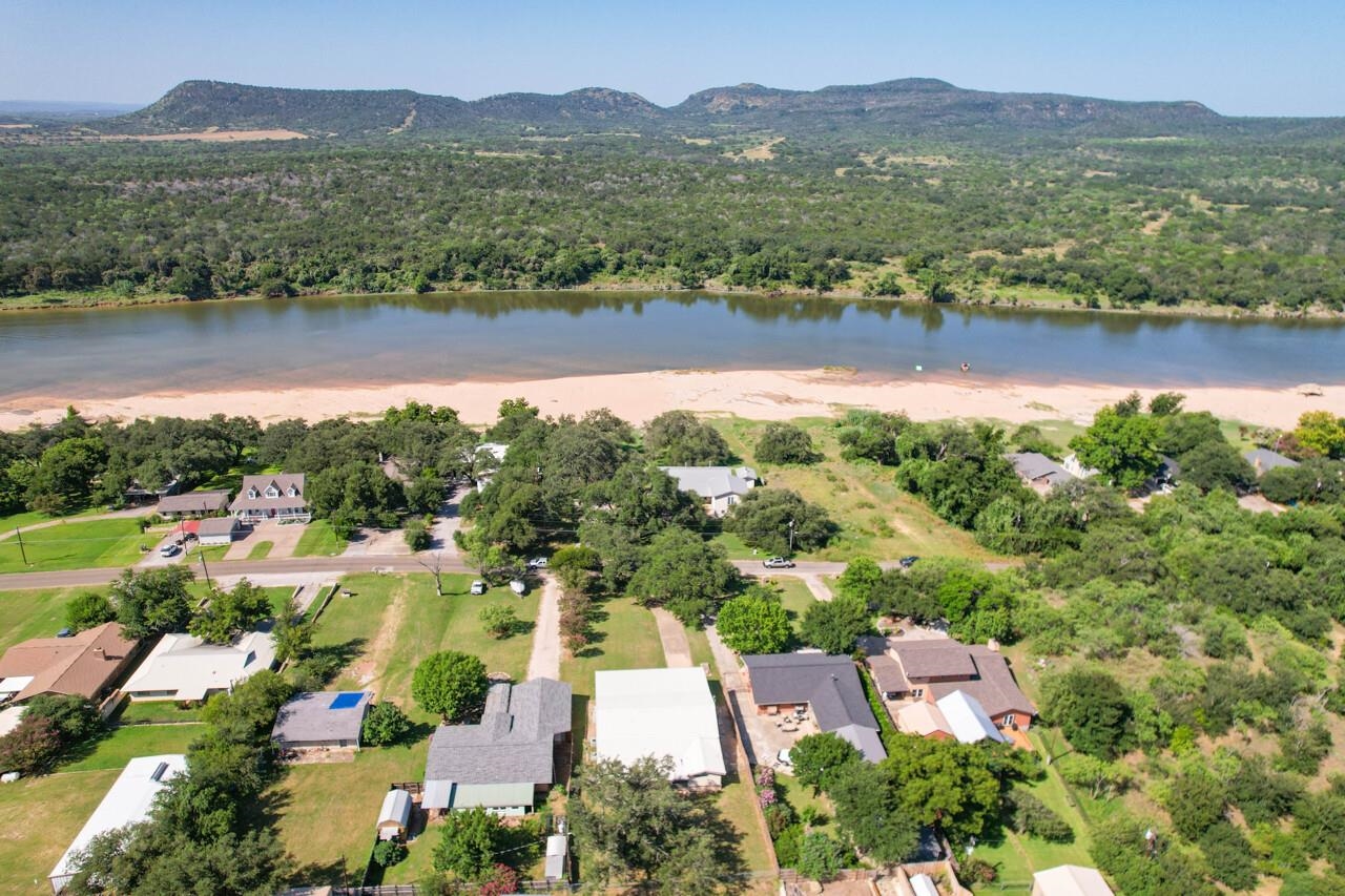 4047 River Oaks, Kingsland