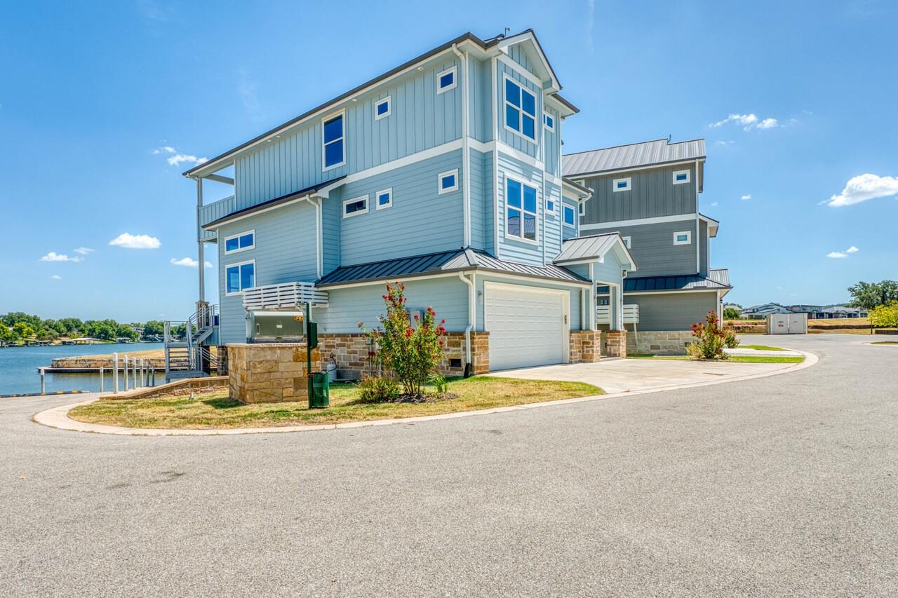 320 Island, Kingsland