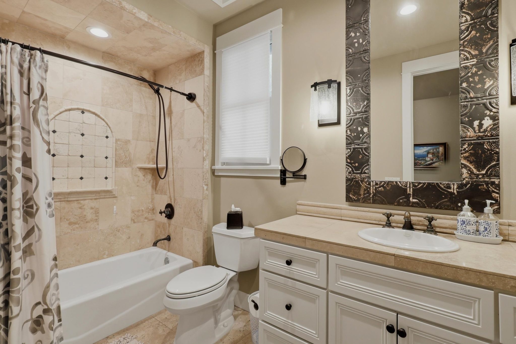 Private ensuite bathroom