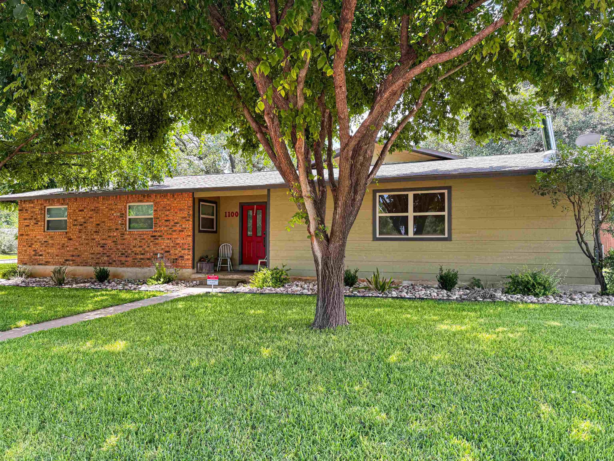 1100 Deats, Llano