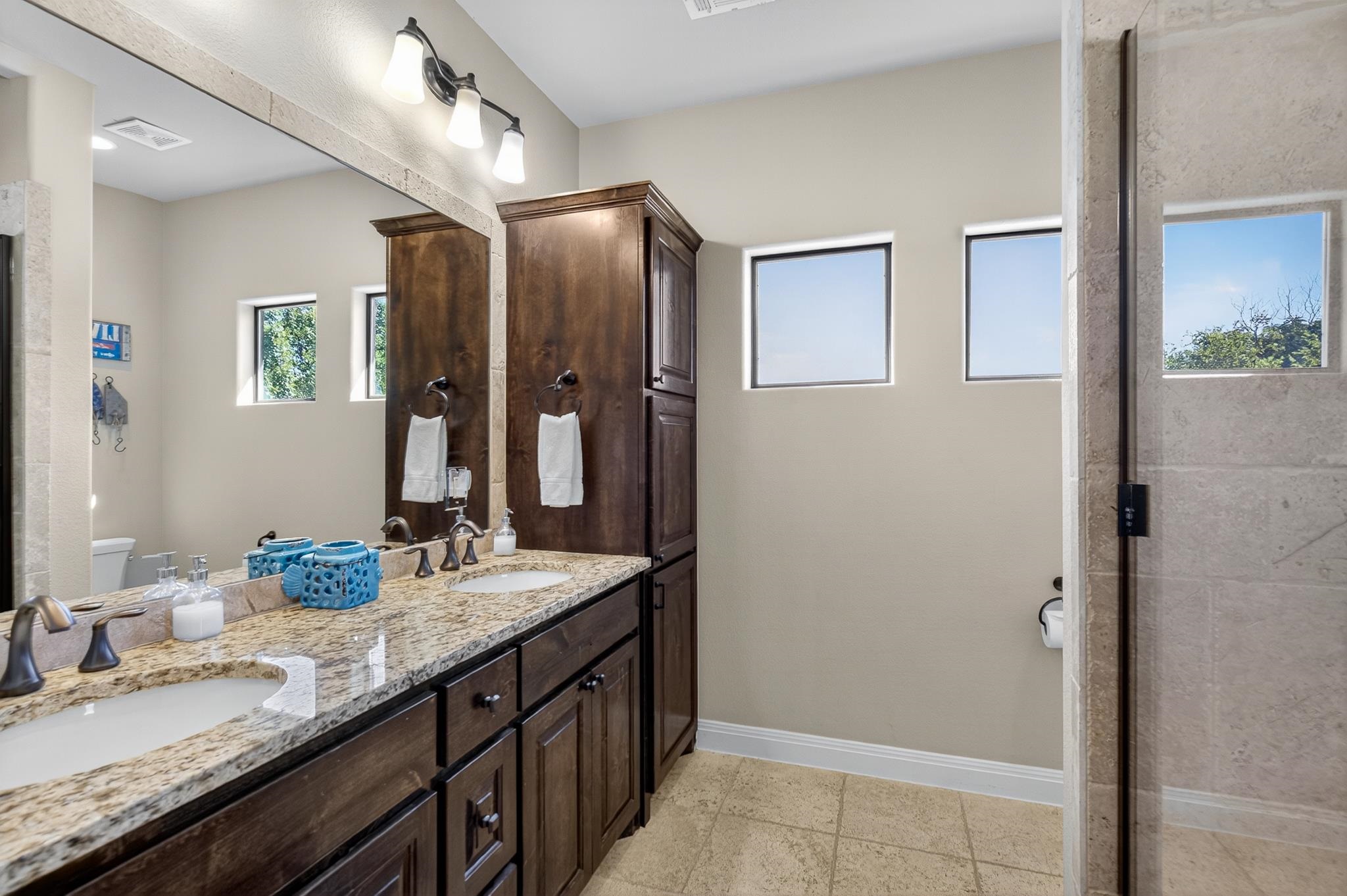 Bunk Room Bath w/shower