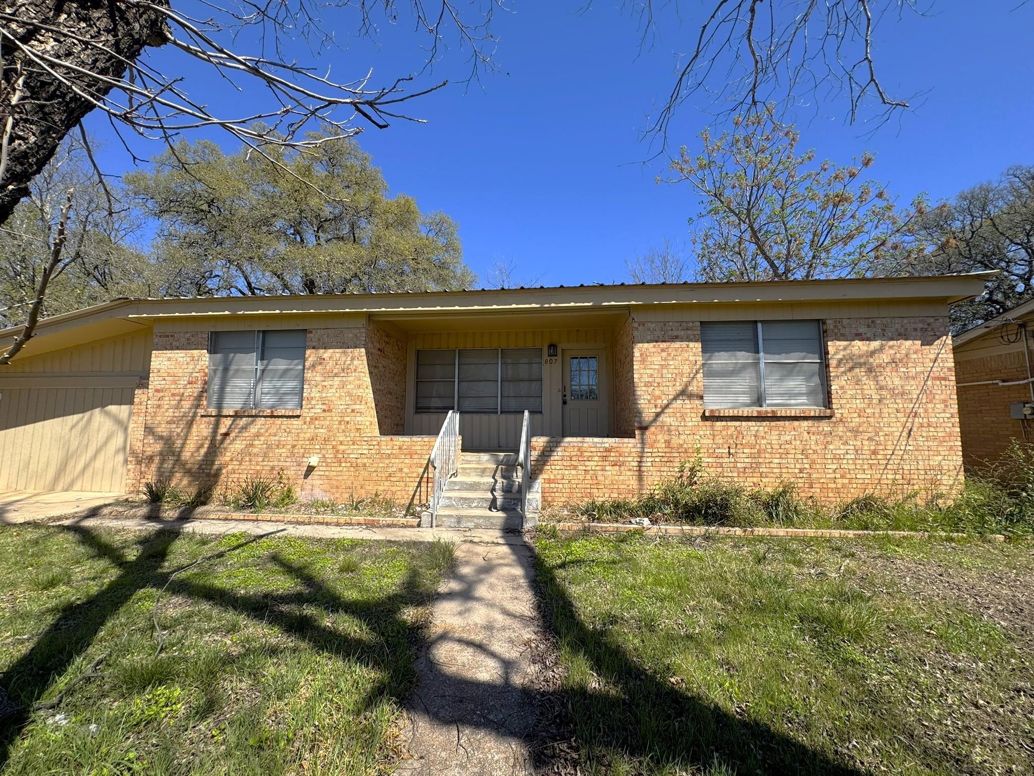807 N West, Burnet